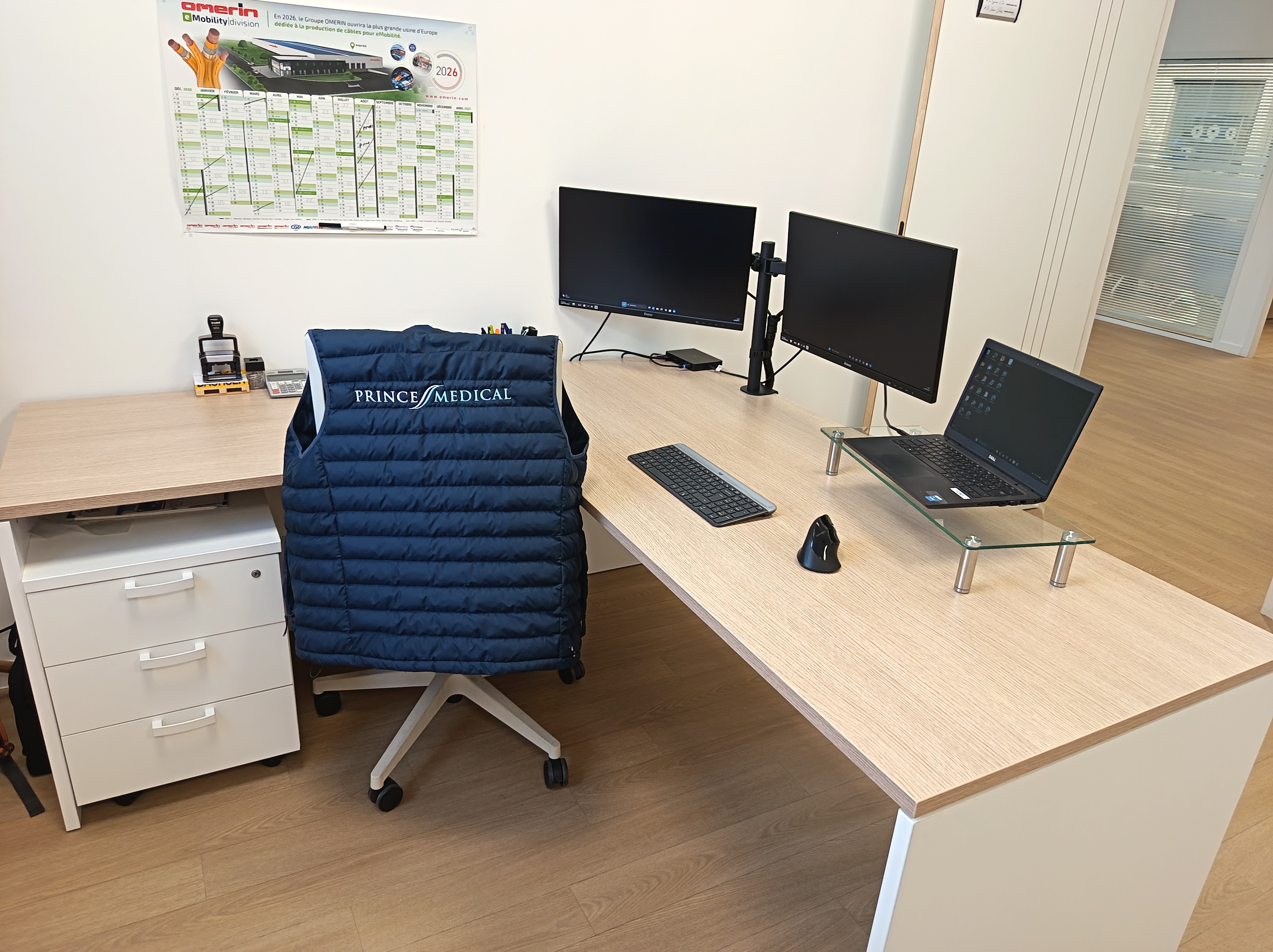Chefbüro mit Winkelschreibtisch