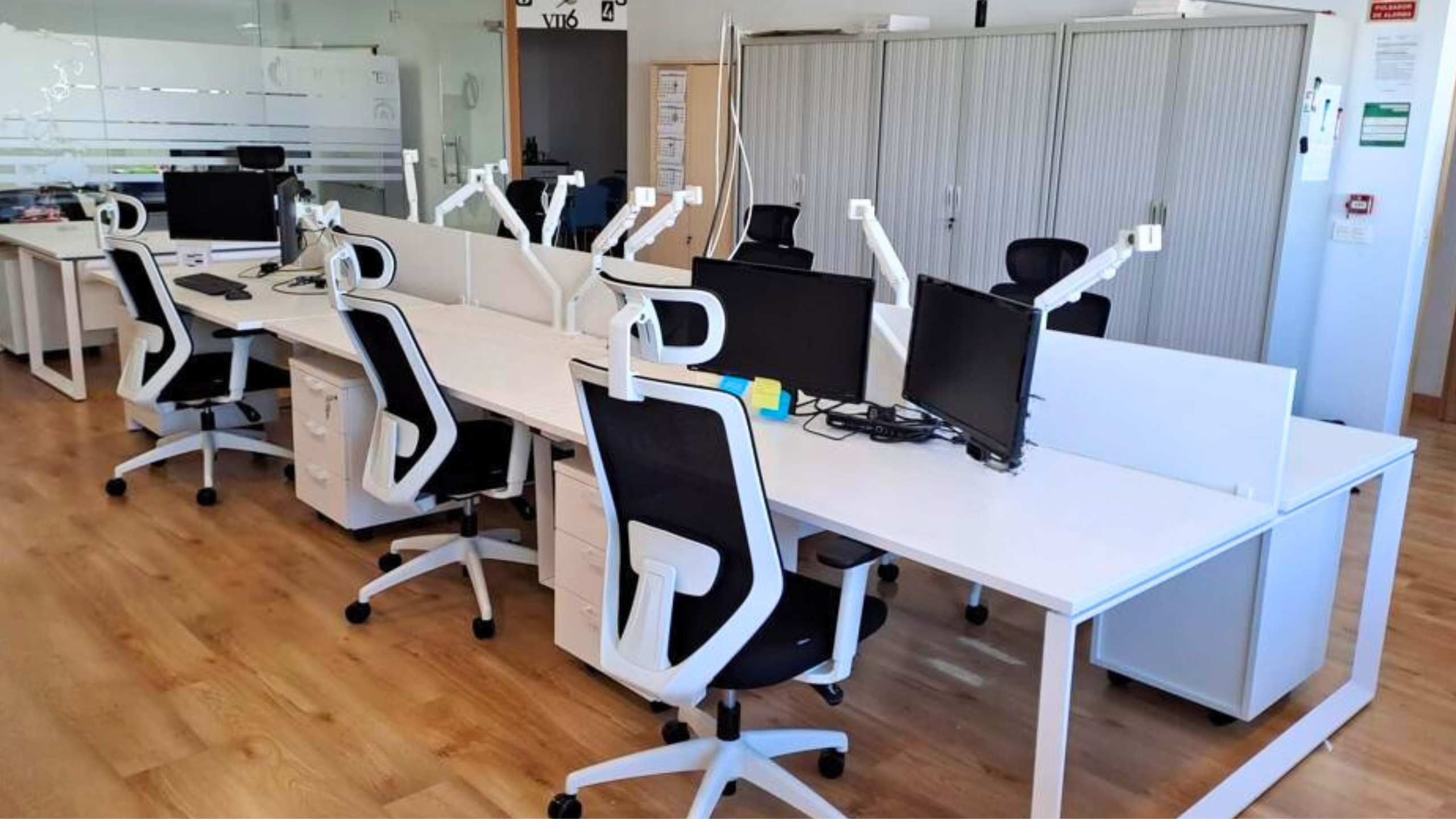 Büro mit 6-Personen-Bench