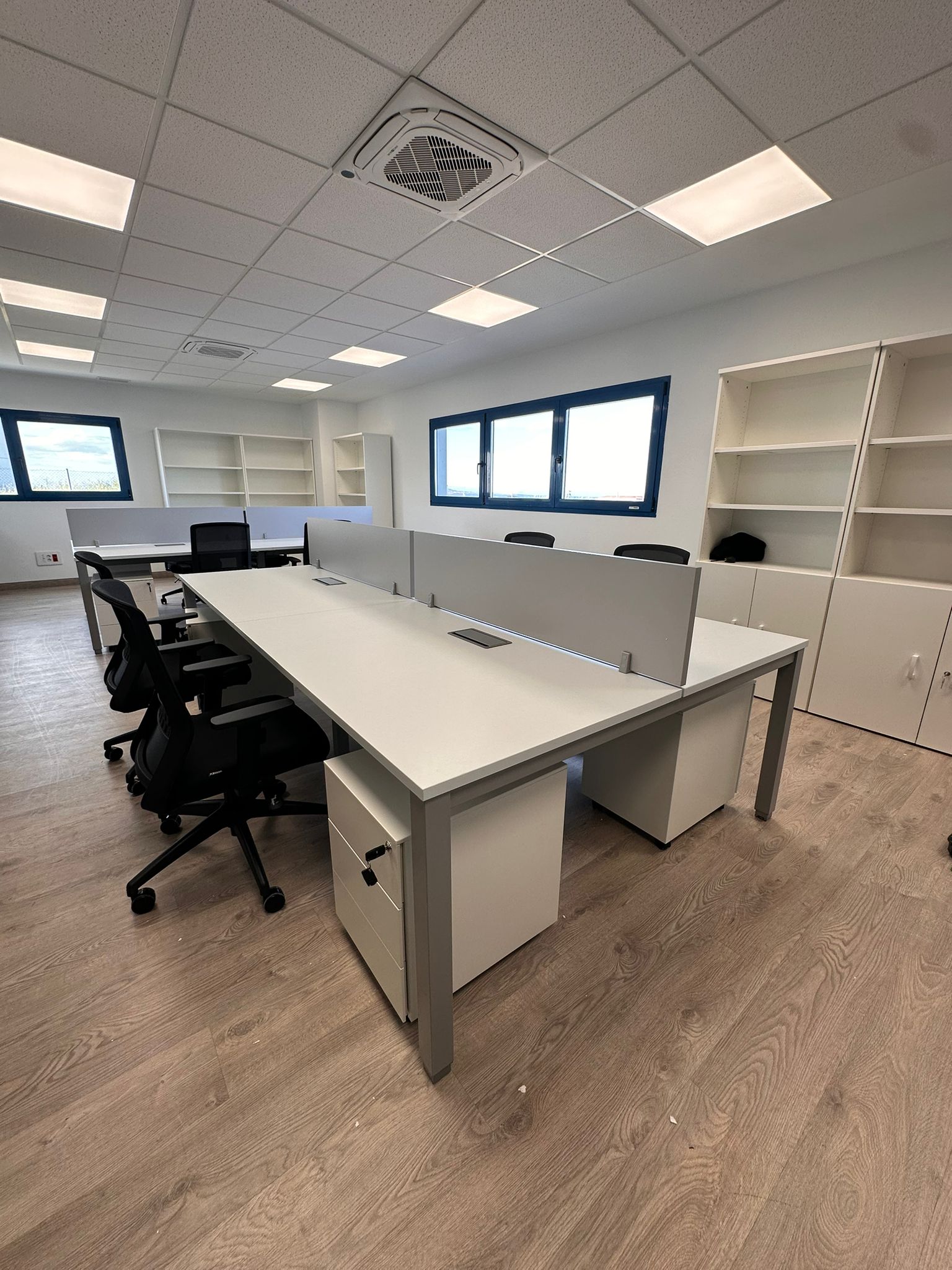 Komplettbüro mit Arbeitsbench