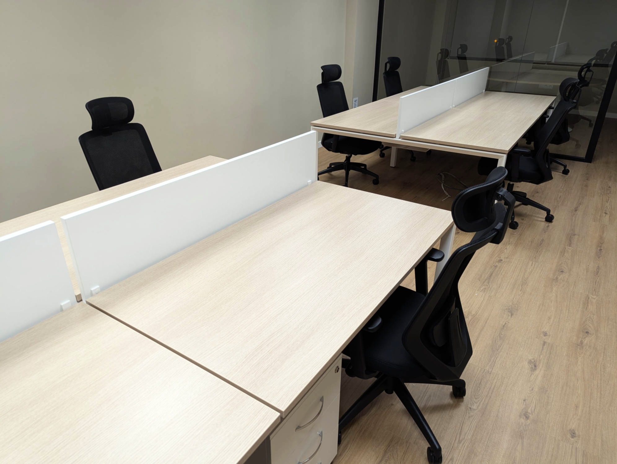 Büro mit Mehrfacharbeitsplatz und Stühlen