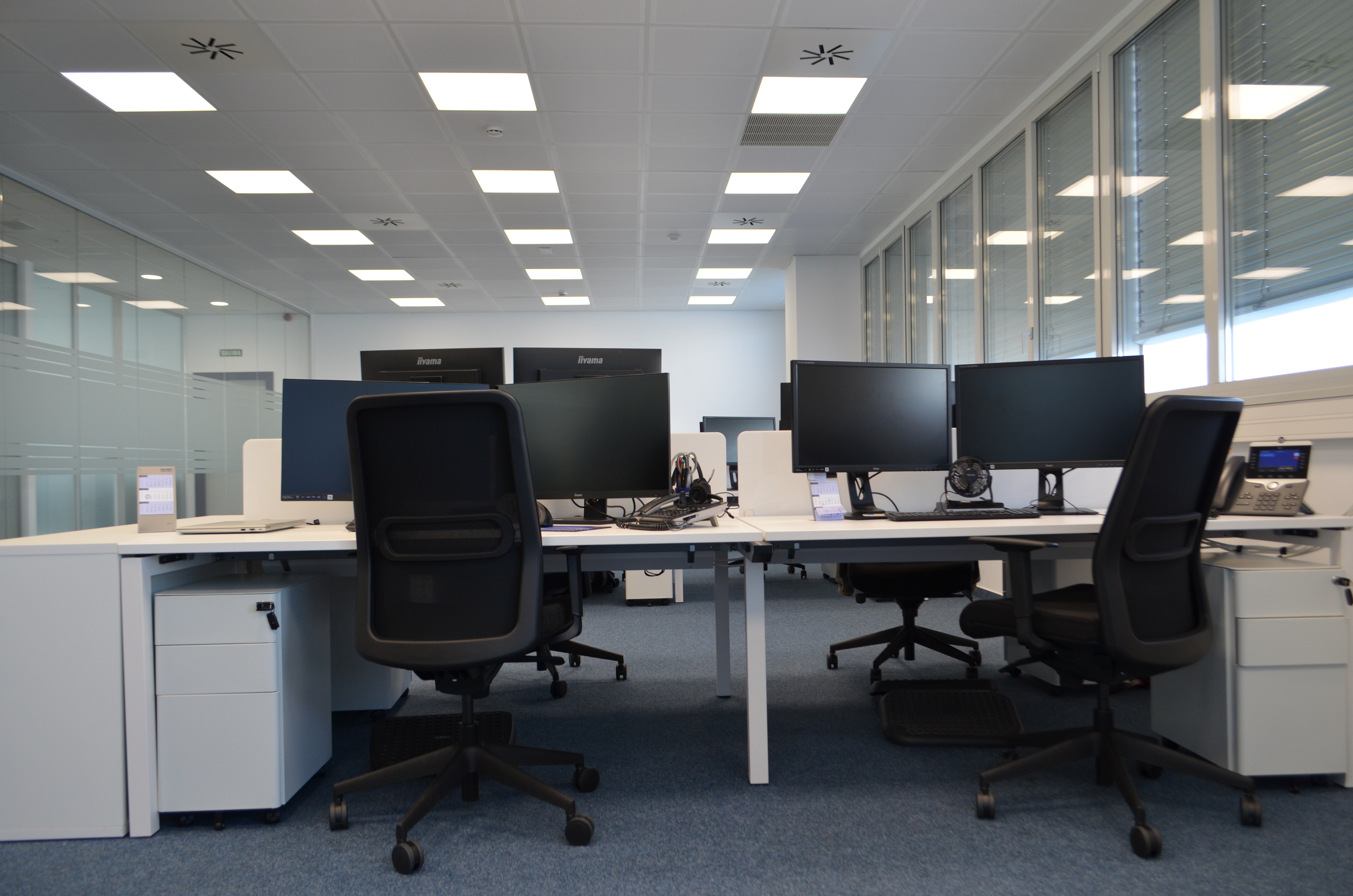 Büro mit Doppelschreibtisch