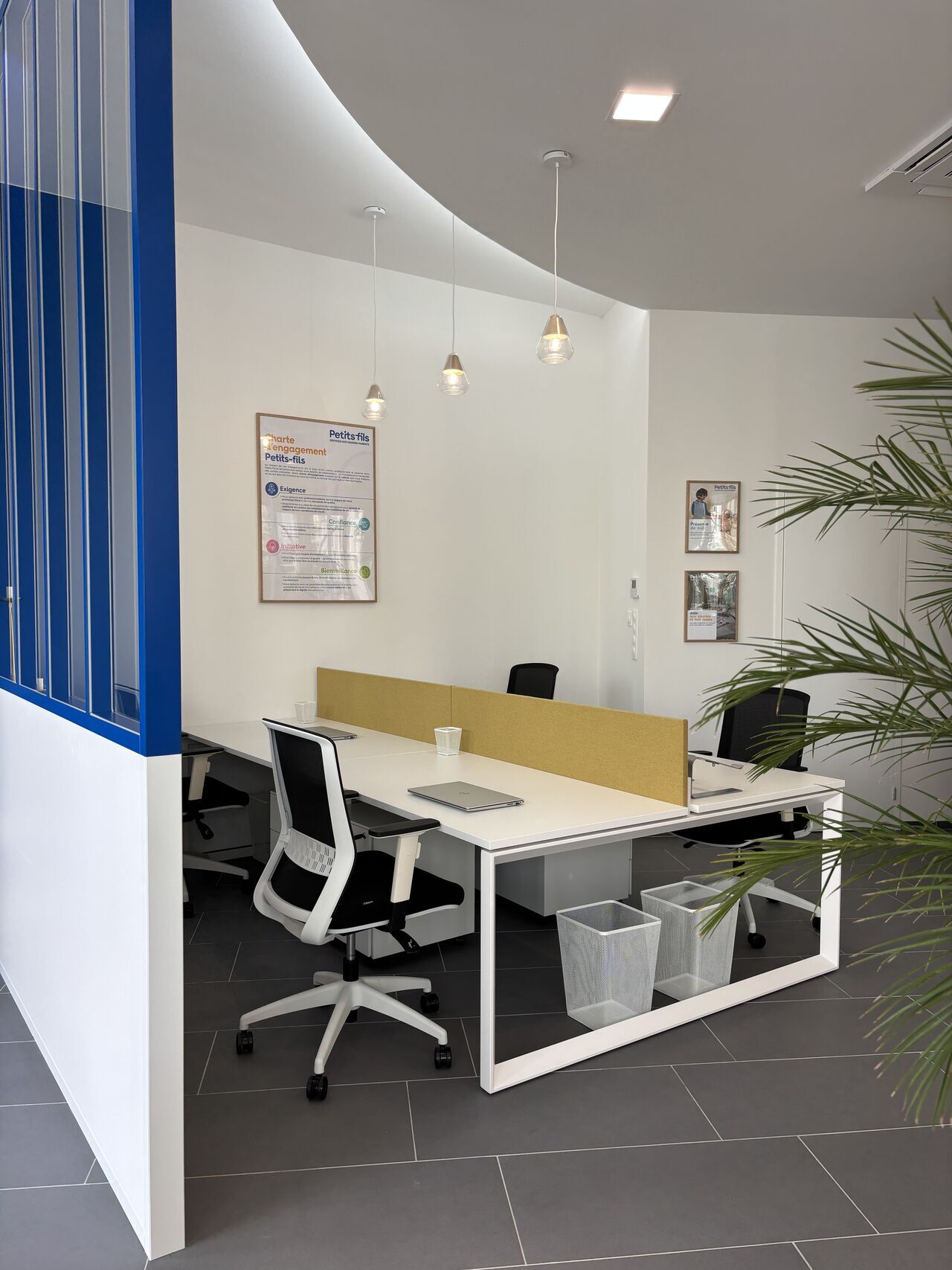 Büro mit vier Arbeitsplätzen